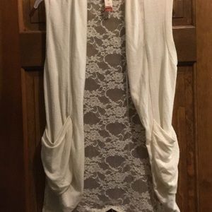Sleeveless open white cardigan